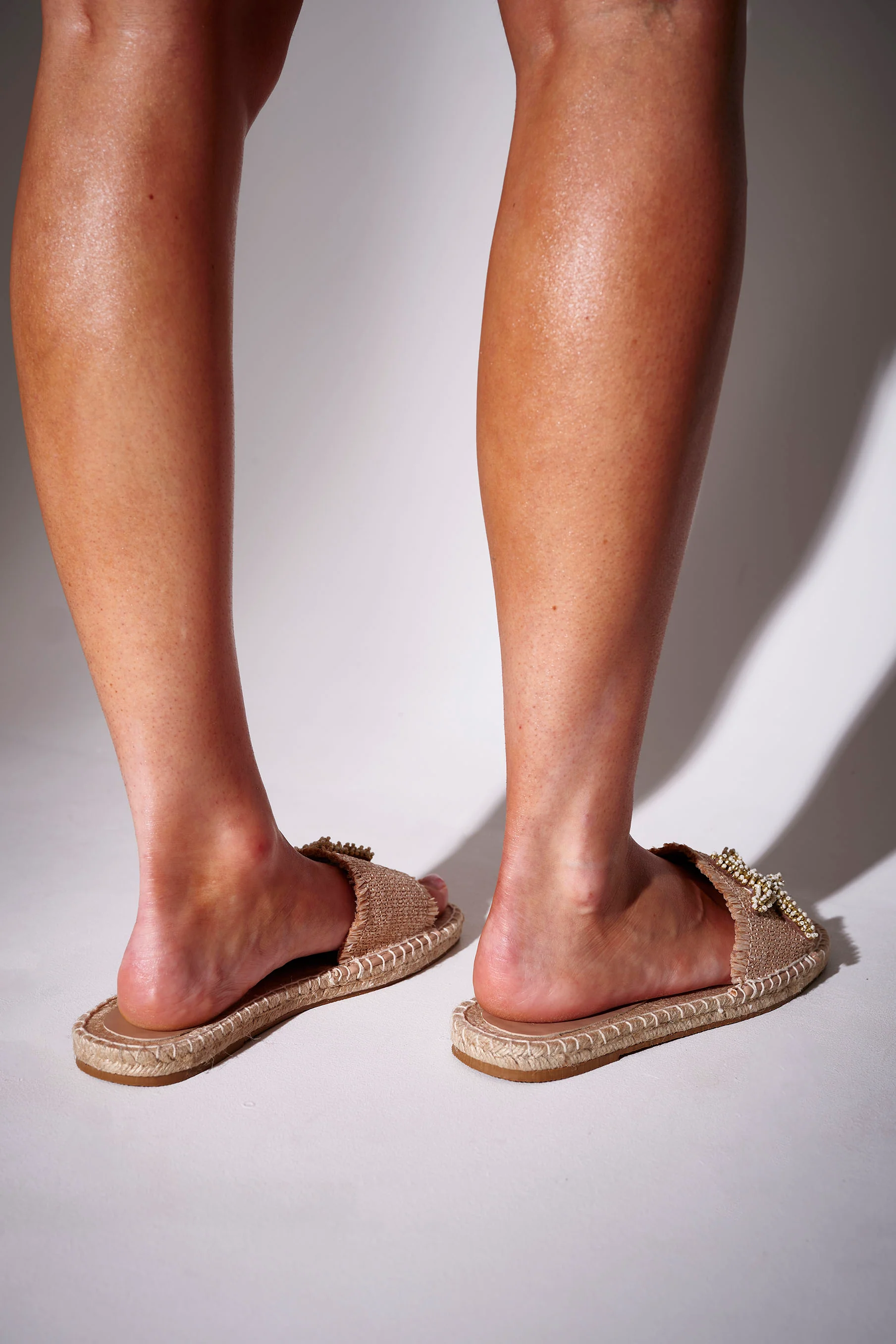 Beige Starfish Embellished Woven Slider - Image 4